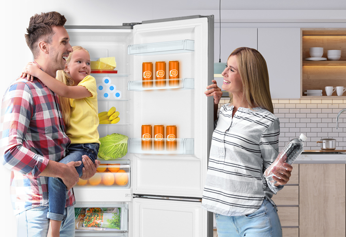 Παρουσιάζει ένα ζευγάρι με τον άντρα να κρατάει αγκαλιά ένα μωρό μπροστά από το ανοικτό ψυγείο